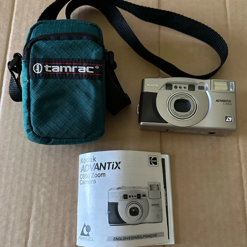 Kodak ADVANTiX C650 Zoom Camera - Silver soft case and how to book included